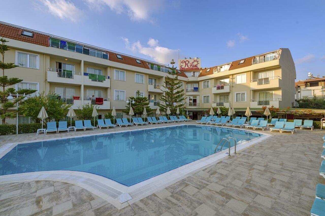 Risus Hotel Side Bagian luar foto