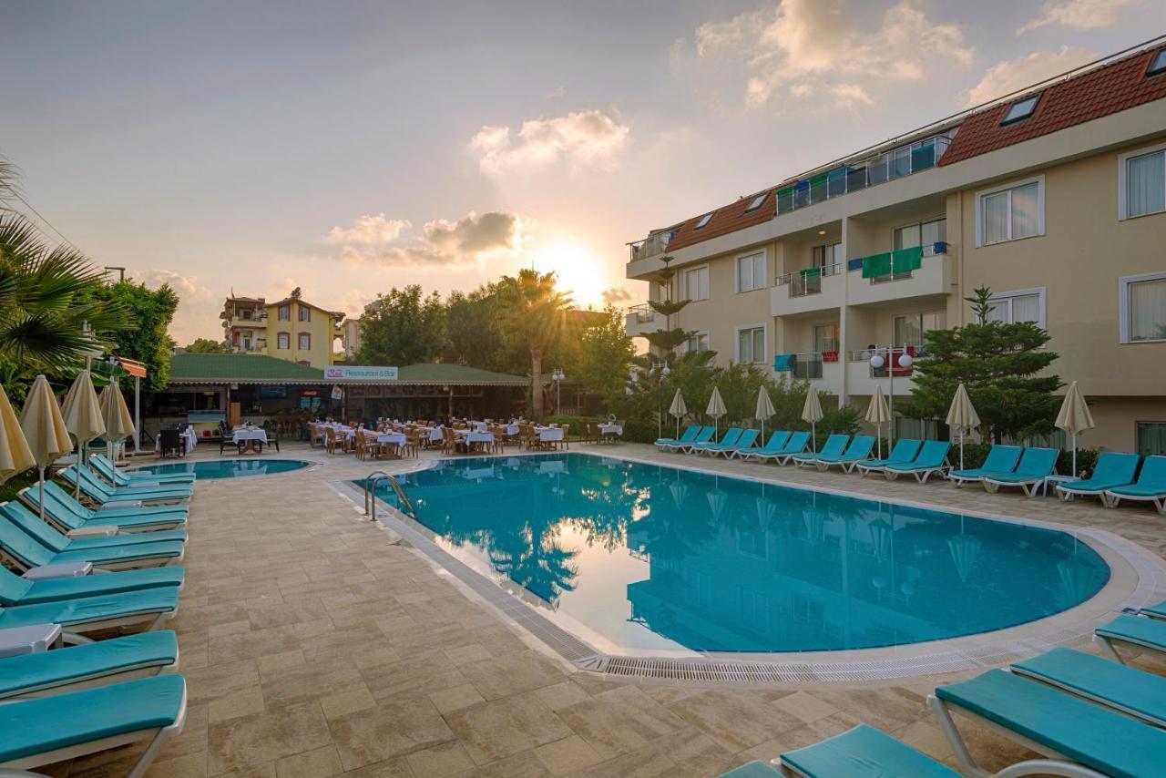 Risus Hotel Side Bagian luar foto