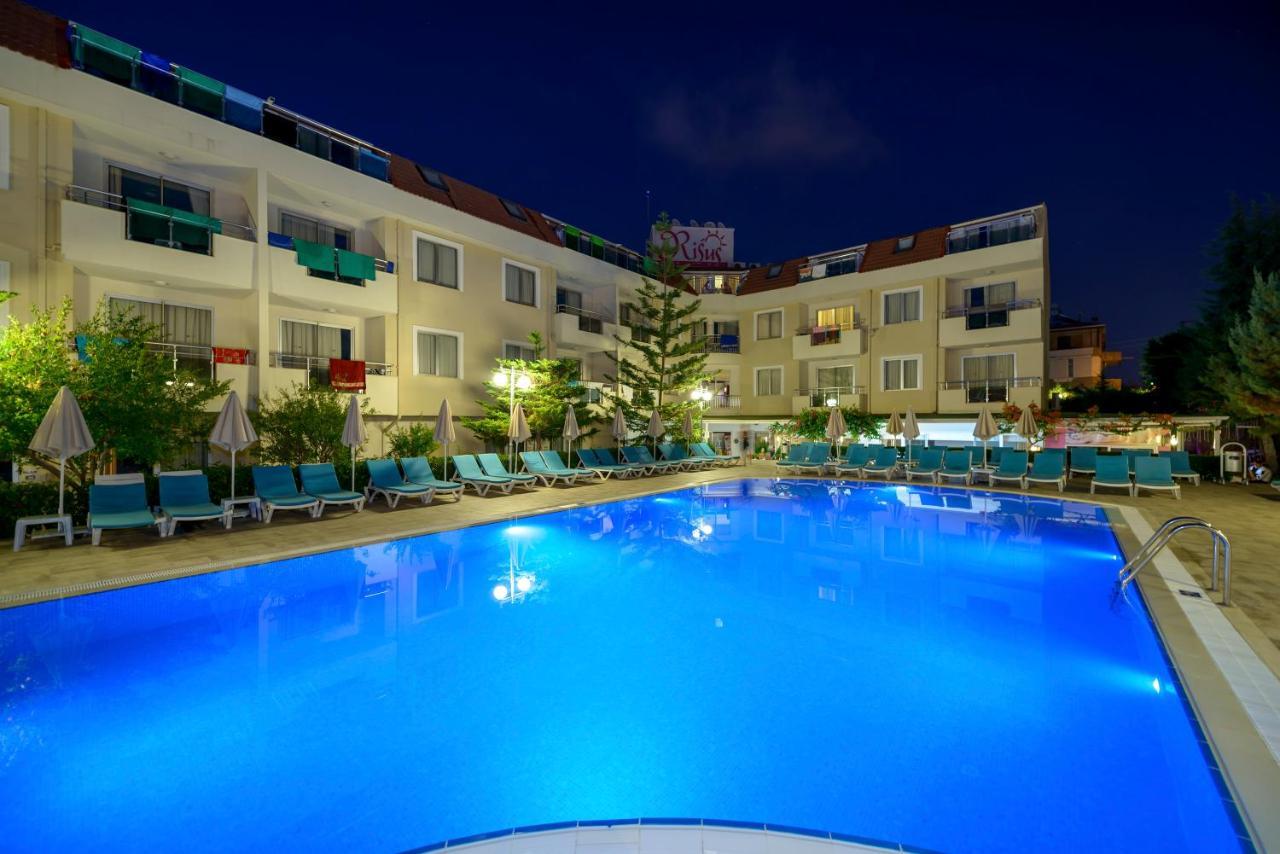 Risus Hotel Side Bagian luar foto