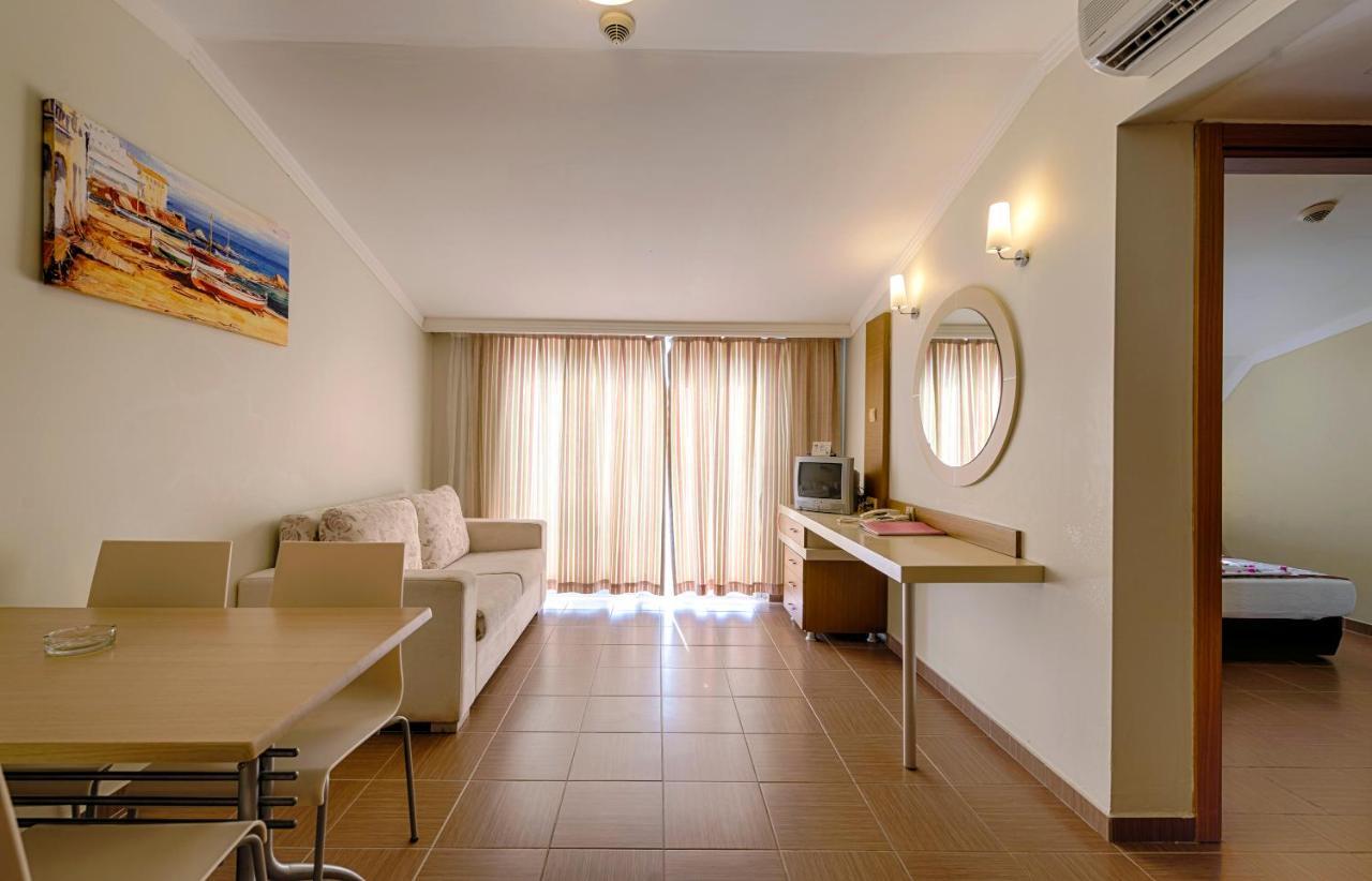 Risus Hotel Side Bagian luar foto