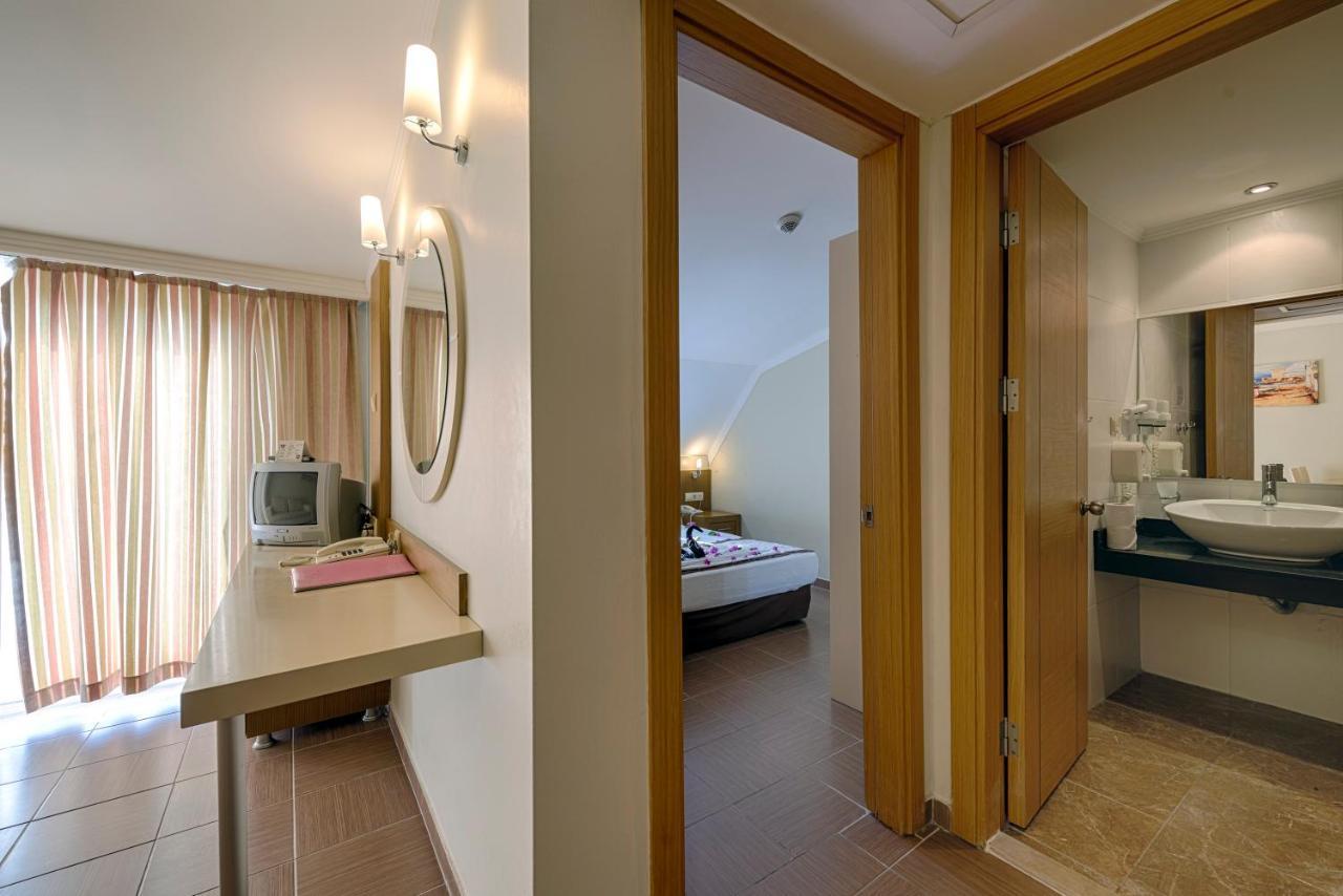 Risus Hotel Side Bagian luar foto