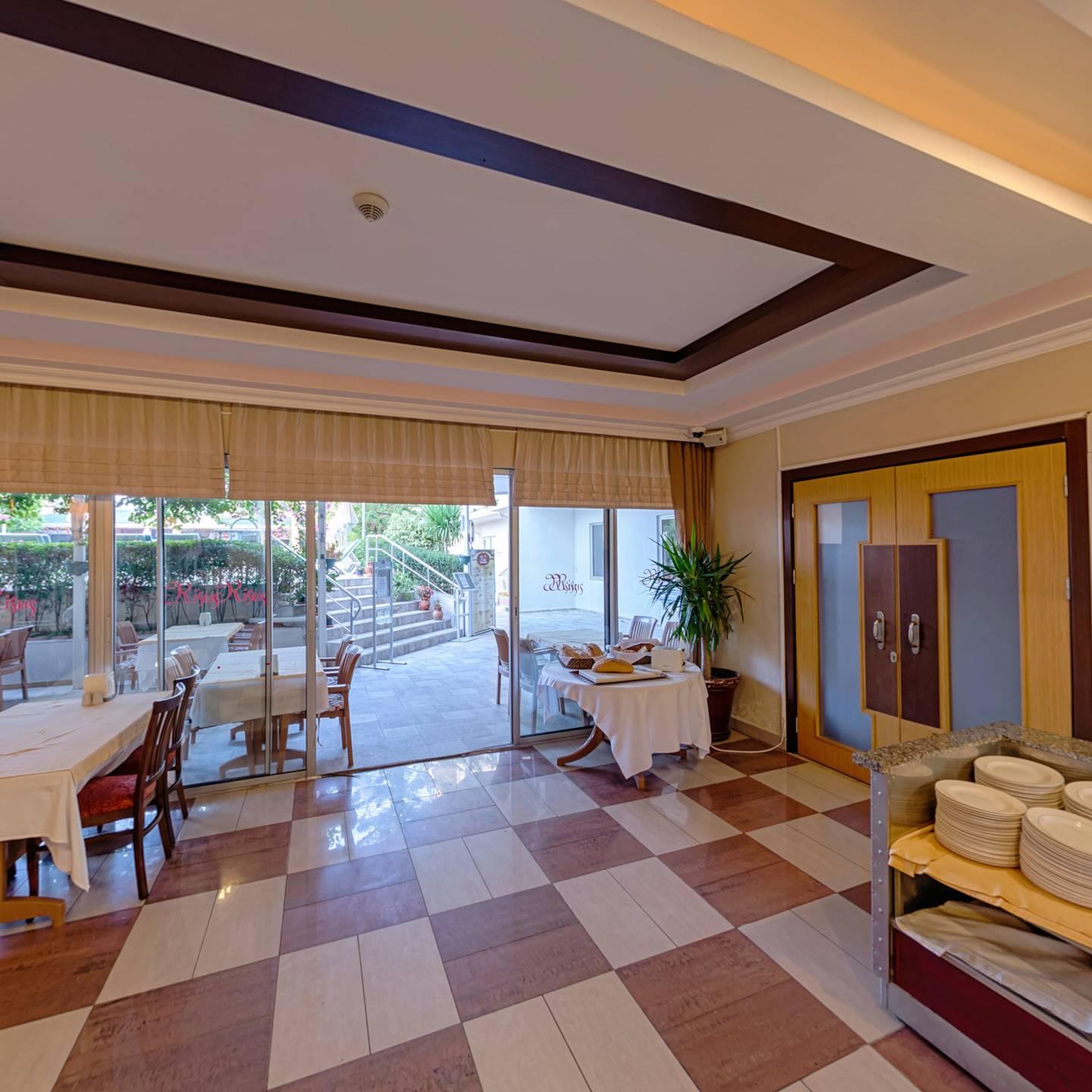 Risus Hotel Side Bagian luar foto